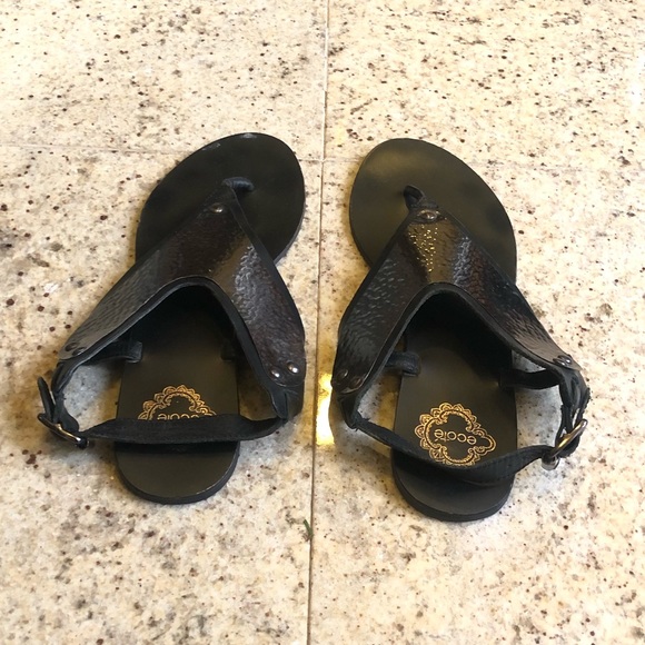 🌟HOST PICK🌟 Ecoté Hammered Metal and Faux Leather Thong Sandal - Picture 3 of 9